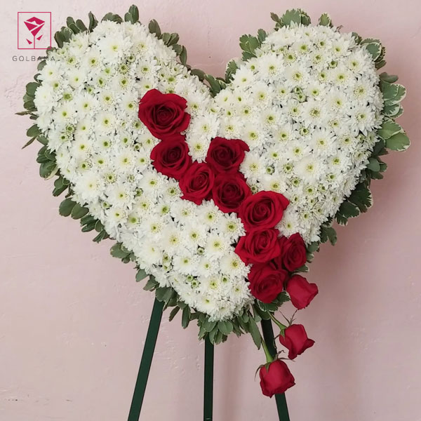 تعداد طبقات تاج گل و نوع و تعداد گل‌ها در قیمت آن مؤثرهستند