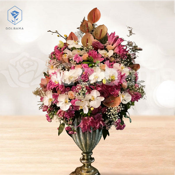 ترکیبی از گل‌های شاد  گل شیپوری در جام گل شیشه ای 