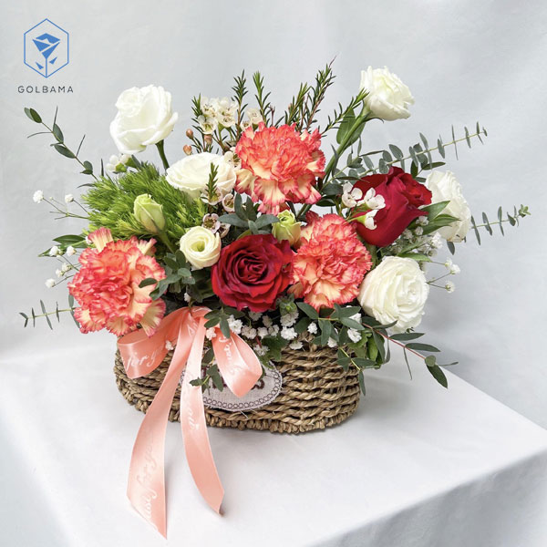  با ترکیب گل رز سفید و گل میخک صد پر: سبد گل تولدت مبارک