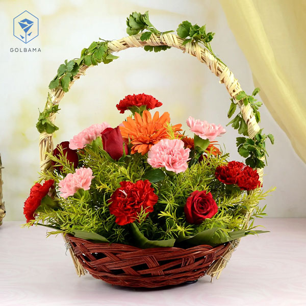 گل‌های تیره و خوش رنگ در سبد گل تولد 