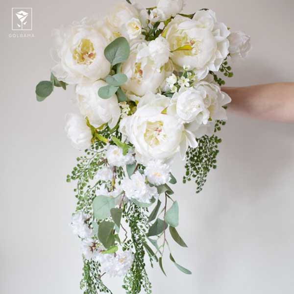 مدل دسته گل عروس 2023 :4. دسته گل آبشاری (Cascade bouquet)