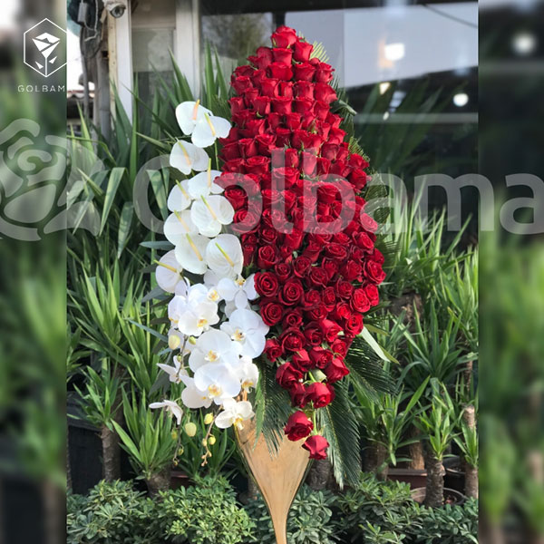 گل‌های رز قرمز در جام گل نامزدی