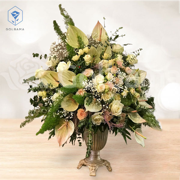 گل رز سفید و آنتریوم سفید در جام گل نامزدی 