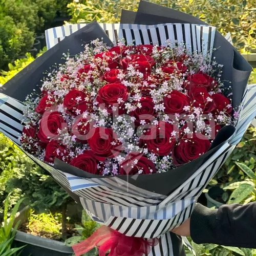 دسته گل 30 رز با کاغذ سفید مشکی