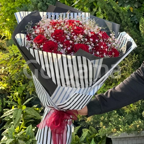 دسته گل 30 رز با کاغذ سفید مشکی