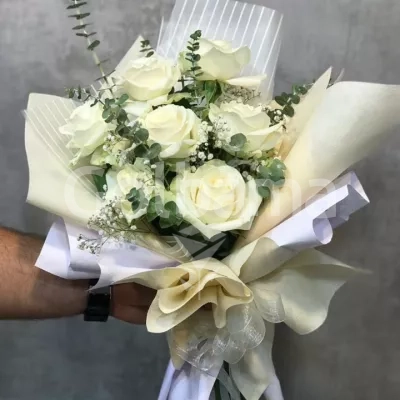دسته گل رز سفید ۷ تایی