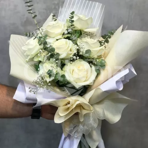 دسته گل رز سفید ۷ تایی