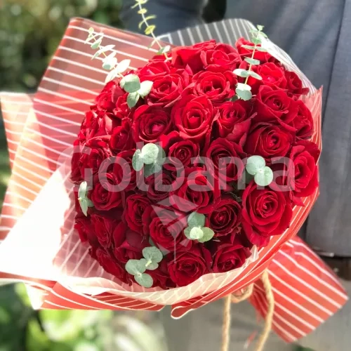 دسته گل رز قرمز کاغذ قرمز