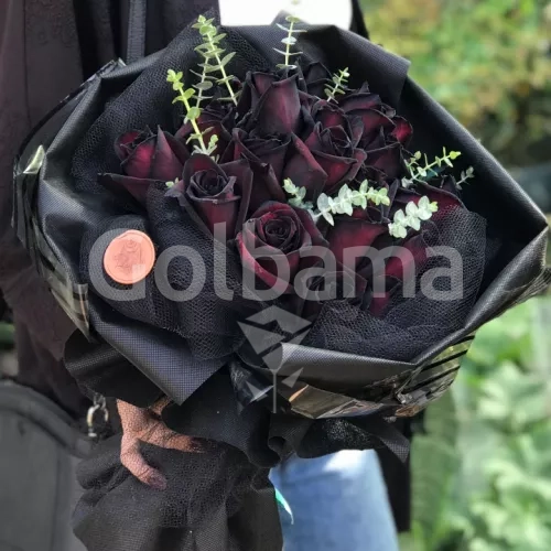 دسته گل رز مشکی ۱۸ تایی کاغذ مشکی