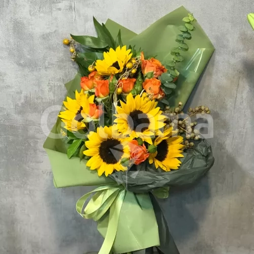 دسته گل رز مینیاتور آفتابگردان صورتی