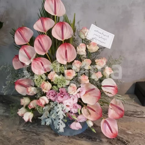 سبد گل رز آنتوریوم لیسیانتوس صورتی