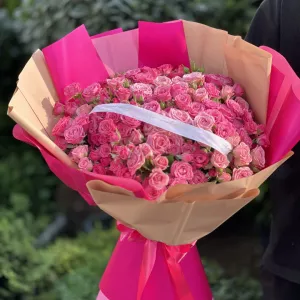 دسته گل رز صورتی کم رنگ پر رنگ