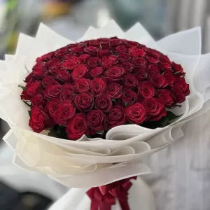 دسته گل رز قرمز کاغذ شیری