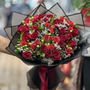 دسته گل رز قرمز کاغذ مشکی