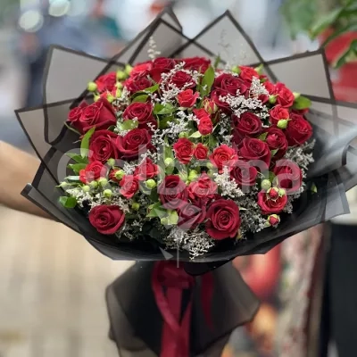 دسته گل رز قرمز کاغذ مشکی