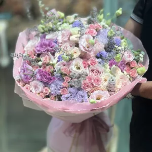دسته گل سفید صورتی بنفش رز لیسیانتوس