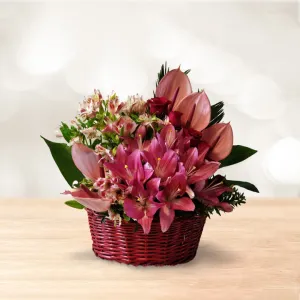 سبد گل رز قرمز لیلیوم بنفش